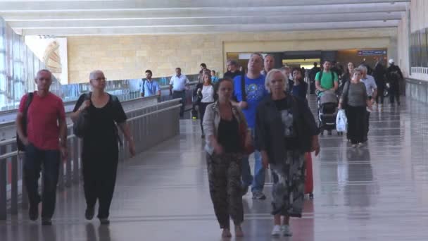 ベングリオン国際空港で正体不明の乗客 — ストック動画