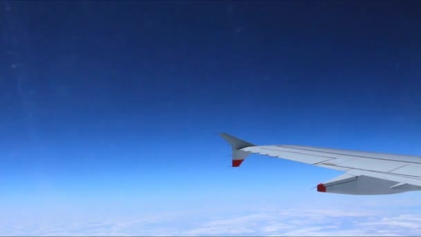Mirando por la ventana del avión durante el vuelo — Vídeos de Stock