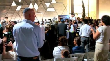  Erkek Simhath Tevrat törenle ses ile İncil verilirse ile dans