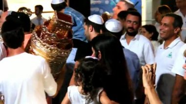 Erkek dans Simhath Tevrat töreni sırasında İncil Scrolls ile