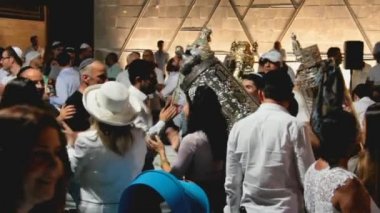  Erkek Simhath Tevrat törenle ses ile İncil verilirse ile dans