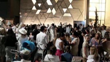  Erkek dans Simhath Tevrat töreni sırasında İncil Scrolls ile