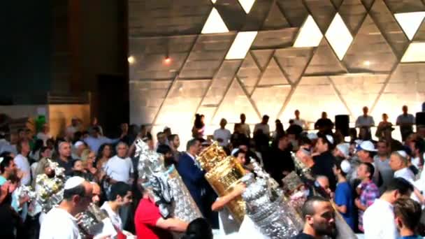 Les hommes dansent avec des rouleaux de la Bible lors de la cérémonie de Simhas Torah avec le son — Video