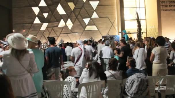 Les hommes dansent avec des rouleaux de la Bible lors de la cérémonie de Simhas Torah avec le son — Video