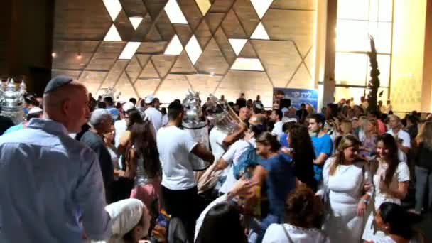 Les hommes dansent avec les rouleaux de la Bible lors de la cérémonie de Simhas Torah — Video