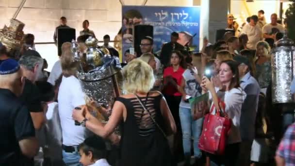 Gli uomini danzano con le pergamene della Bibbia durante la cerimonia di Simhas Torah — Video Stock