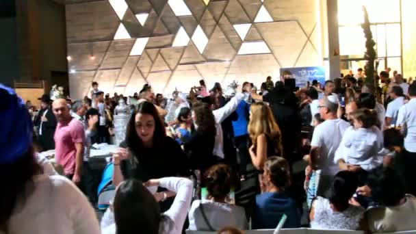 Los hombres bailan con pergaminos bíblicos durante la ceremonia de Simhas Torá — Vídeos de Stock