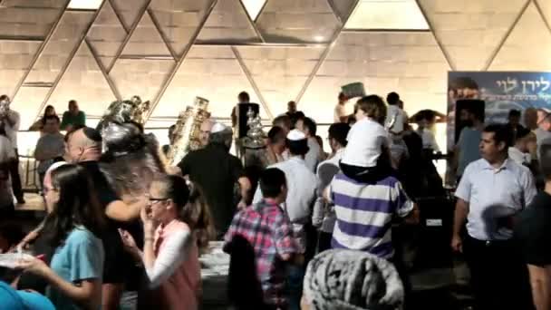 Gli uomini danzano con le pergamene della Bibbia durante la cerimonia di Simhas Torah — Video Stock