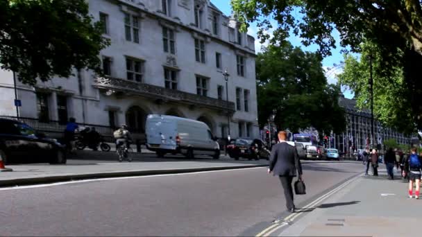 Turistas y lugareños no identificados en la calle. Londres — Vídeos de Stock