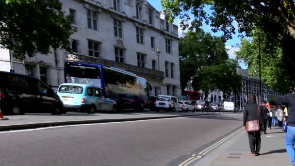 Turistas y lugareños no identificados en la calle. Londres — Vídeos de Stock