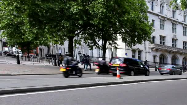 Turistas y lugareños no identificados en la calle. Londres — Vídeo de stock