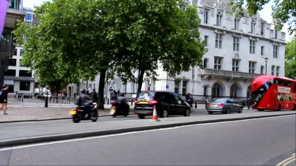 Turistas e habitantes locais não identificados na rua. Londres — Vídeo de Stock