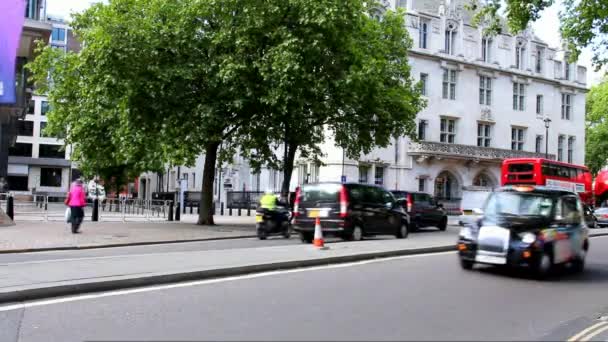 Unbekannte Touristen und Einheimische auf der Straße. London — Stockvideo