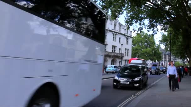 Turisti e gente del posto non identificati per strada. Londra — Video Stock