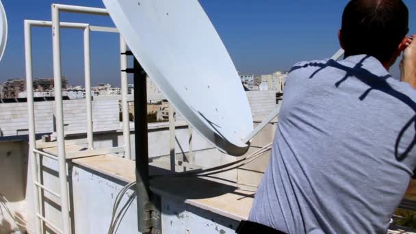 Técnico Ajuste de uma placa de televisão por satélite — Vídeo de Stock