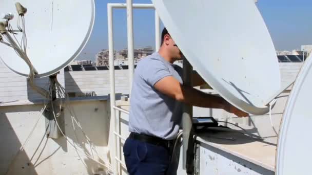 Técnico de ajuste de um satélite de televisão Plate.time Lapse — Vídeo de Stock