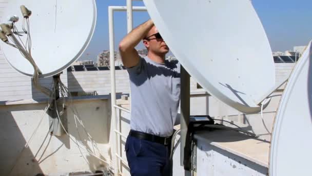 Technicus aanpassing van een satelliet televisie Plate.time vervallen — Stockvideo