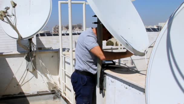 Pesquisando localizações de satélite de tv com mudança de posição de placa de tv por satélite — Vídeo de Stock