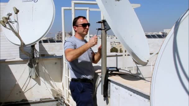 Точне фіксування супутникового посуду за допомогою спеціального пристрою — стокове відео