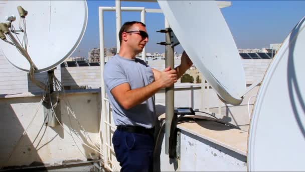 Fijación de la antena de televisión por satélite en la estructura de apoyo — Vídeo de stock