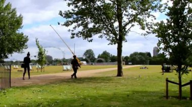 Turistler ve yerliler bulutlu ve serin bir yaz günü ünlü Hyde Park
