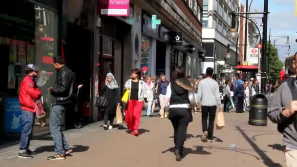 Turister och lokalbefolkning i London Street i stadens centrum - tid förfaller — Stockvideo