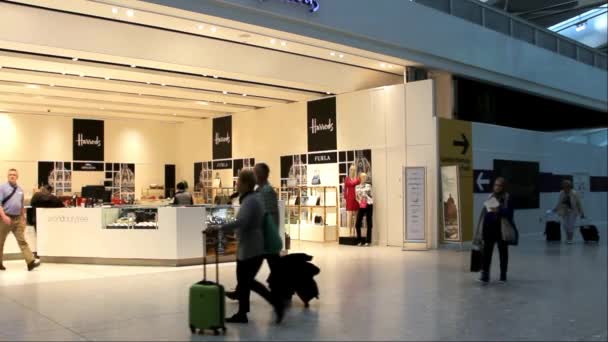 Kimliği belirsiz kişi Heathrow Havaalanı'nda Duty Free mağazasında. Londra — Stok video