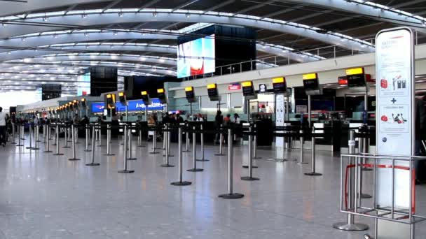 Terminal Lounge Check-In del aeropuerto de Heathrow — Vídeos de Stock
