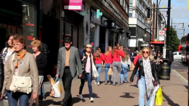 Turisti e gente del posto in London Street al City Centre-Slow Motion — Video Stock
