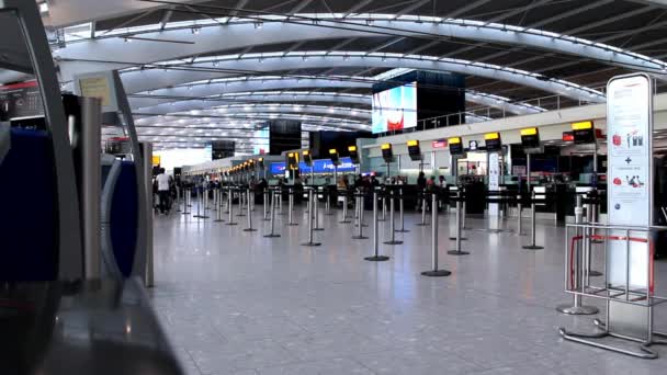 Terminal Lounge Check-In del aeropuerto de Heathrow — Vídeos de Stock