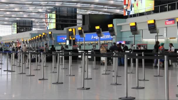 Регистрация в терминале аэропорта Хитроу — стоковое видео