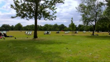 Turistler ve yerliler bulutlu ve serin bir yaz günü ünlü Hyde Park