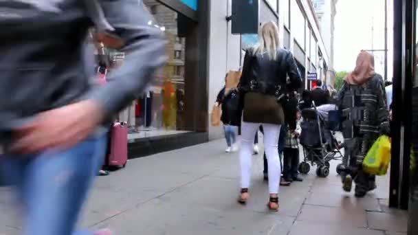 Turisták és a helyiek a londoni utcában a város központjában — Stock videók