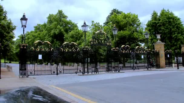 Kraliçe'nin Palace Park Greenwich'te metal geçit. Londra — Stok video