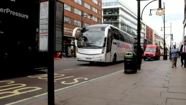 Τουρίστες και τους ντόπιους στο Λονδίνο δρόμο στο κέντρο της πόλης - ώρα λήξη — Αρχείο Βίντεο