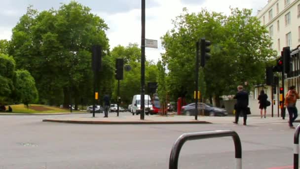 Turisták és a helyiek a londoni utcában a város központjában közel a márvány Diadalív — Stock videók