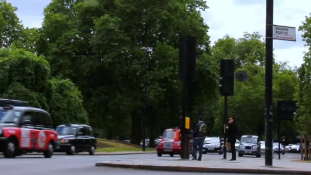 Туристы и местные жители на лондонской улице в центре города возле Мраморной арки — стоковое видео