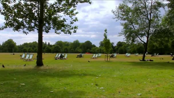 Ünlü Hyde Park'ta bulutlu ve serin bir yaz günü. London, Büyük Britanya — Stok video