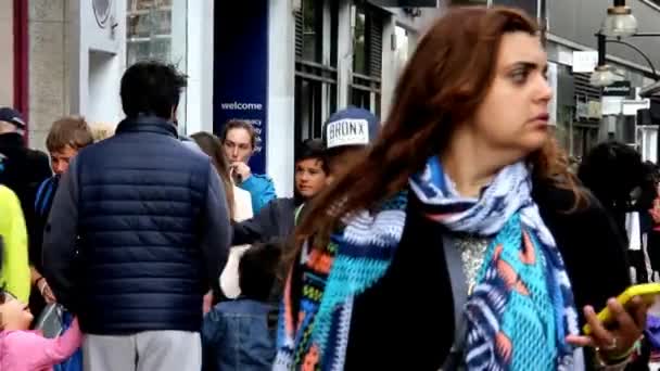 観光客やラッシュ時の中心のロンドン通りで地元 — ストック動画