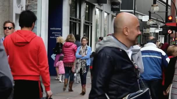 Turystów i mieszkańców w London Street w centrum miasta, w czasie szczytu — Wideo stockowe