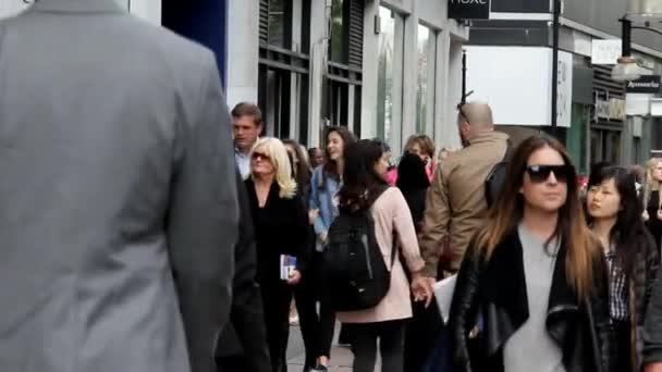 Turistas y lugareños en la calle London Street en el centro de la ciudad en Rush Time — Vídeo de stock