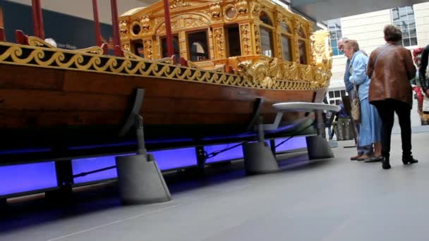 Turisté na jednom z haly námořní muzeum na 9 června 2015 v Greenwich — Stock video