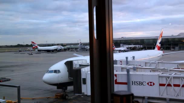 British Airways Boeing 777 Jumbo Jet Parks at Gate no aeroporto de Heathrow Londres — Vídeo de Stock