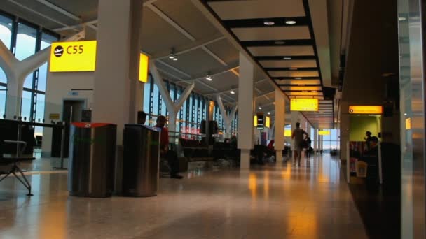 Personas no identificadas en el aeropuerto de Heathrow, Londres — Vídeos de Stock