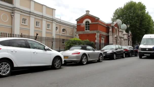 Toeristen en auto's op de oude straat op bewolkte dag van de zomer in Greenwih — Stockvideo