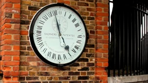 Greenwich Reloj de 24 horas Estándares británicos y medidas de longitud — Vídeo de stock