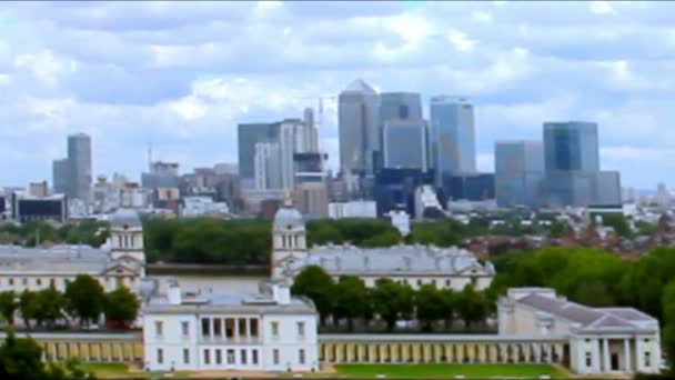 Greenwich och Canary Wharf utsikt från Observatorieberget — Stockvideo