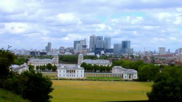Greenwich en Canary Wharf uitzicht vanaf observatorium Hill — Stockvideo