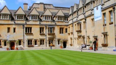 Avlu ve Brasenose üniversitede antik güneş saati ile duvar. Oxford