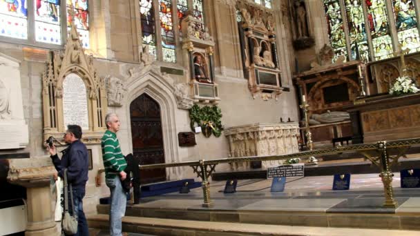 Graven av William Shakespeare i kyrkan av Holy Trinity på Stratford-Upon-Avon — Stockvideo